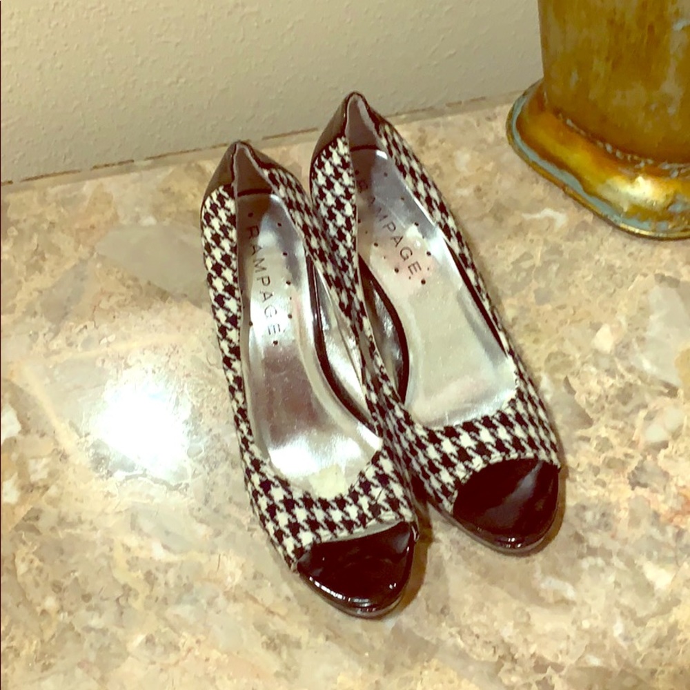 Open toe pump
